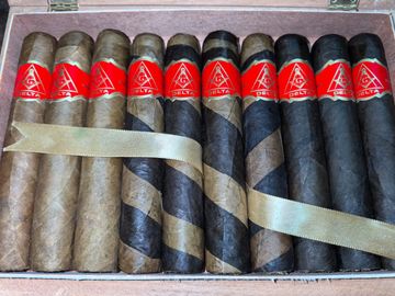 Cigarrillos con etiquetas rojas en una caja.