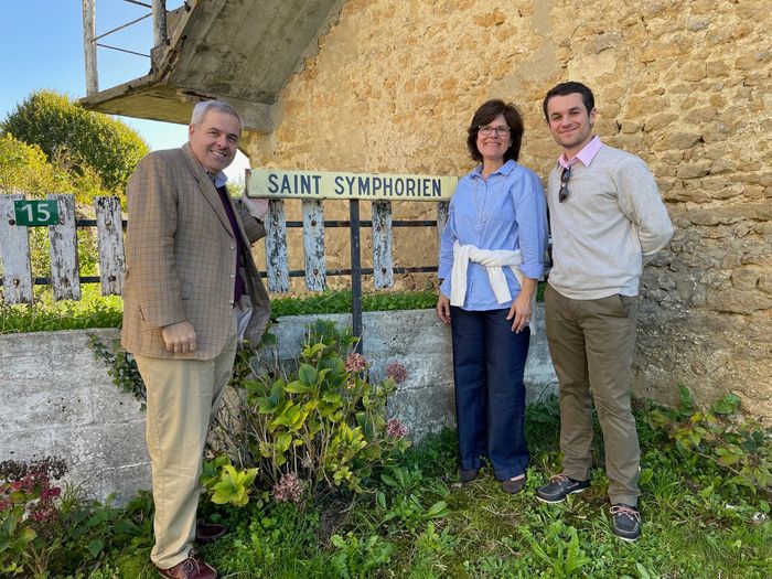 A simple white brushstroke circle on a black background.