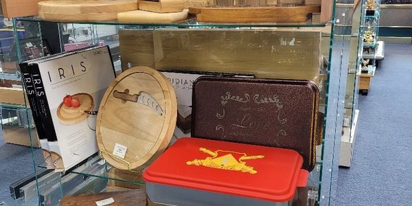 giftware, featuring cutting boards, cheeseboards, cake pans and more
