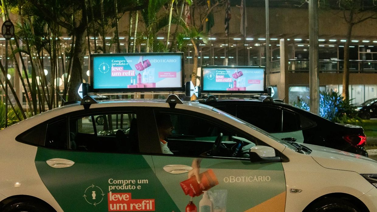 circuito de midia DOOH em paineis de led embarque , desembarque , aeroporto de curitiba afonso pena