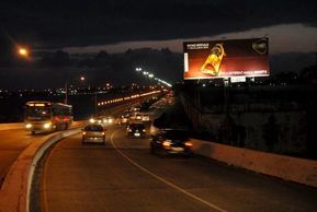 Painel Rodoviário
Com uma dimensão ergonômica que pode variar de 15 x 5 a 60 x 5 metros, o painel rodoviário pode ser construído em metal e, de quebra, ainda ser revestido de duas diferentes maneiras: na primeira delas, é a pintura anti ferrugem que se destaca. Na segunda, é a vez da madeira de lei tratada se fazer presente.
Quem anuncia nas plataformas rodoviárias que levam o selo Painéis do Brasil OOH consegue aumentar o volume e a lucratividade de vendas instantaneamente!
A Painéis do Brasil OOH sente o maior orgulho em poder afirmar que aqueles que anunciam em suas plataformas vendem muito o ano inteiro! E você? Está esperando o que para entrar em contato com a empresa?
Para saber mais sobre painel rodoviário
faça uma cotação
Veja os demais e painéis rodoviários em www.paineisdobrasil.com.br
envie um email para gerson@paineisdobrasil.com.br
11 9 9222 4657