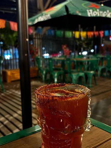Michelada Ojo Rojo en Cancún de noche