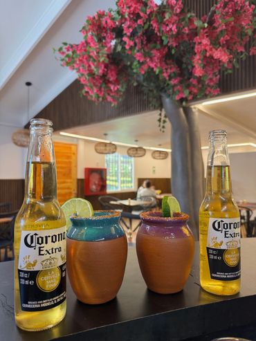 Micheladas Corona en cantarito tradicional
