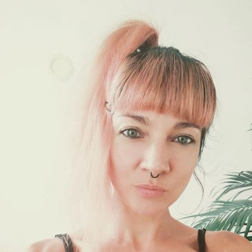 hübsche jungaussehene Frau mit pastellrosa Haare