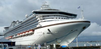 Kreuzfahrtschiff im Hafen von Tauranga, Neuseeland