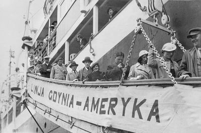 Passengers boarding a ship labeled Linja Gdynia-Ameryka.