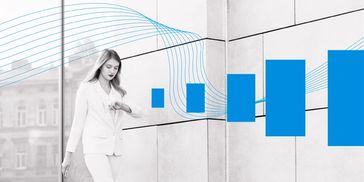 Internal comms expert showing long-term results with rising blue bars, Sage XP