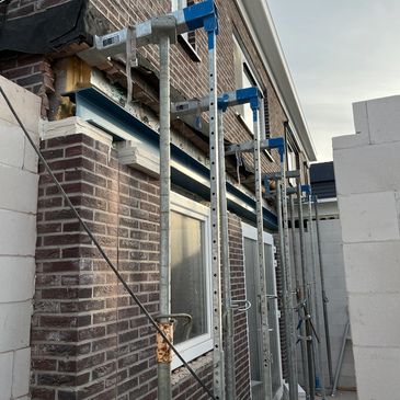 Staalconstructie aanbrengen aan een uitbouw te Oldemarkt