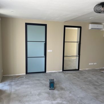 aanbrengen van stalendeuren in een aanbouw te oldemarkt