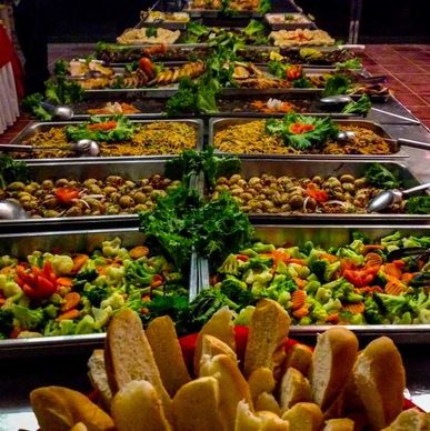 Se muestra banquete de alimentos.