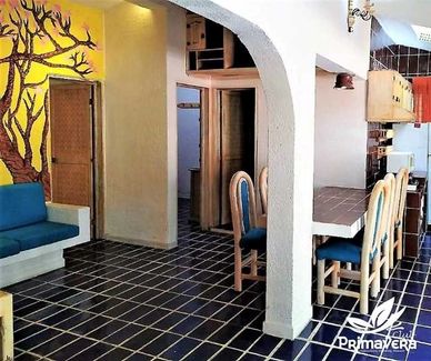 Se muestra la sala y la cocineta de la villa, en un área de 86 m2. Camas King Size y matrimonial.
