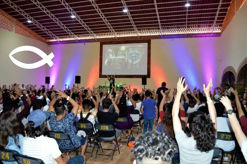 Alabanza en un grupo grande.