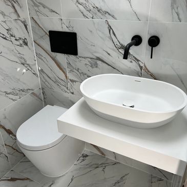 En suite tiling featuring basin and toilet