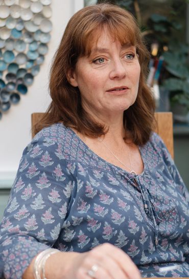 a relaxed & thoughtful Devon artist on their brand portrait shoot with Felicity Billen