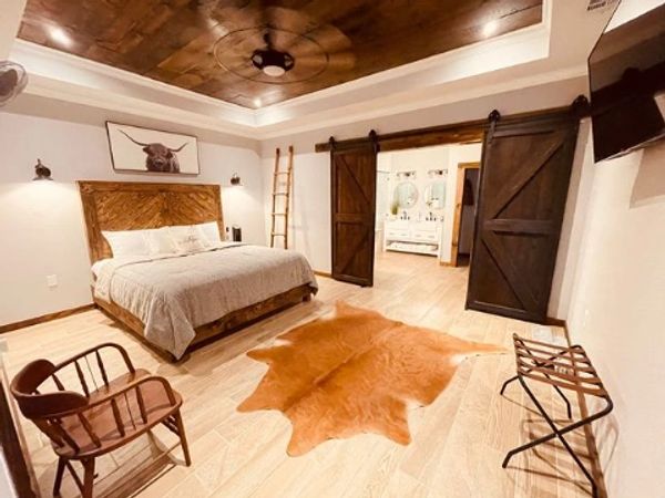 Relax in comfort at Sierra Ranch Venue. Plenty of room for the whole crew.