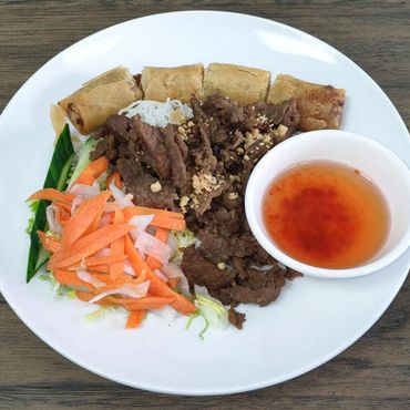 烤肉加春卷配细米粉