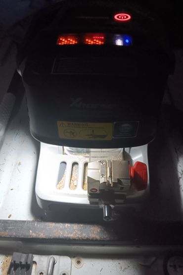 Automatic key cutting machine