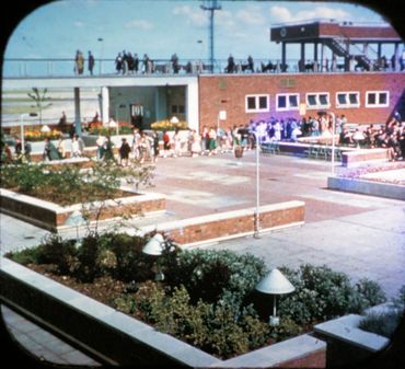2 Spectators enjoy the sun on magnificient roof gardens