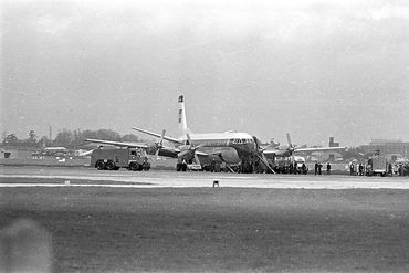 Vickers V.953 Vanguard G-APES at London Airport after evacuation from Bomb Scare