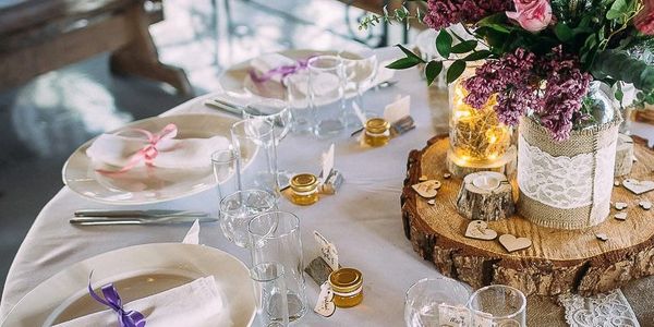 Tablecloths with rustic centerpieces and floral arrangement