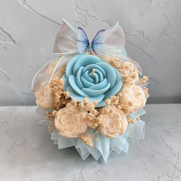 Soft baby blue rose with 7 cream rose buds. Tulle and real baby’s breath inside bubble vase.