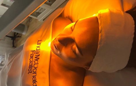 Max+, un appareil non invasif à diode électroluminescente.
Linda Mc Donald Facialist