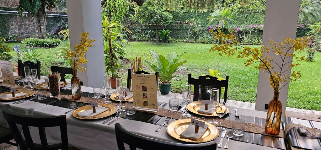 Mesa elegante con vista al jardín.