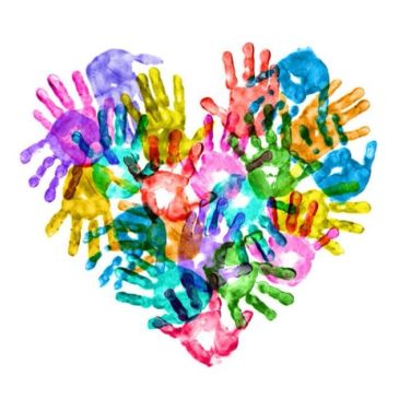 Manos de colores formando un corazón.