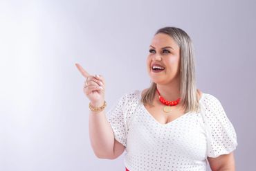 mulher loira apontando para o lado