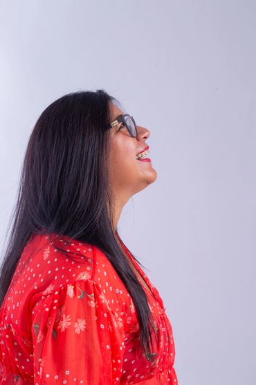 mulher com traços indigenas de lado olhando para cima e sorrindo