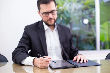 homem profissional com uma caneta e um tablet