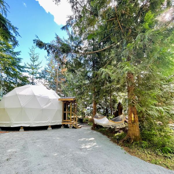Cozy geodesic dome with deck, hammocks, and a peaceful glamping experience near Cultus Lake.