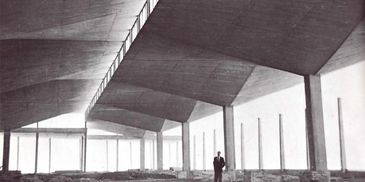 Interior de una estructura arquitectónica moderna en construcción.