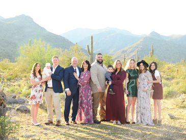 Extended family of 11 photoshoot in Arizona Desert