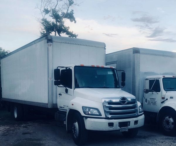 26ft box trucks with liftgates