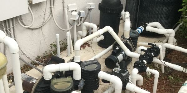 Imagine of a pool with 3 pumps and a cartridge filter