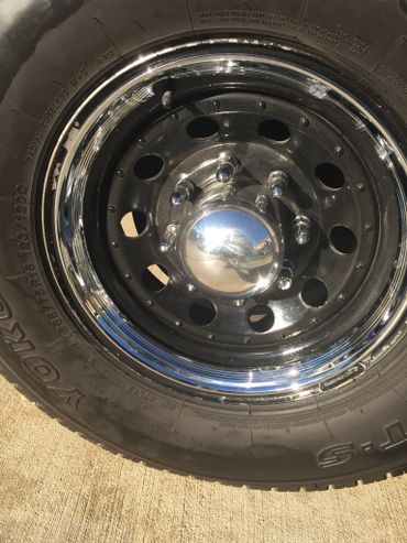 Aluminum 8 lug center cap with stainless triple chrome plated Ribbed style trim rings