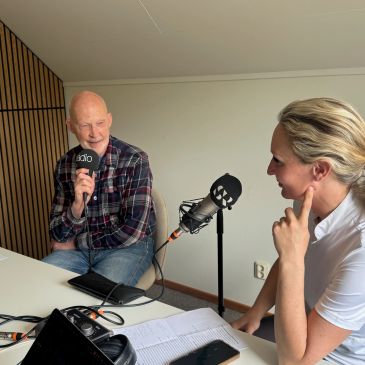 Två personer spelar in podd tillsammans.
