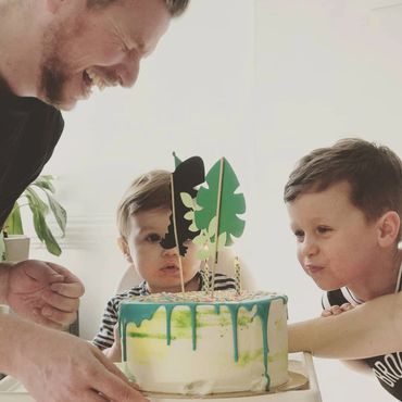 father with children and green leaf wedding cake