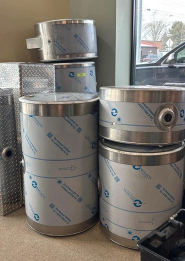 Saddle mount hydraulic tanks reservoirs