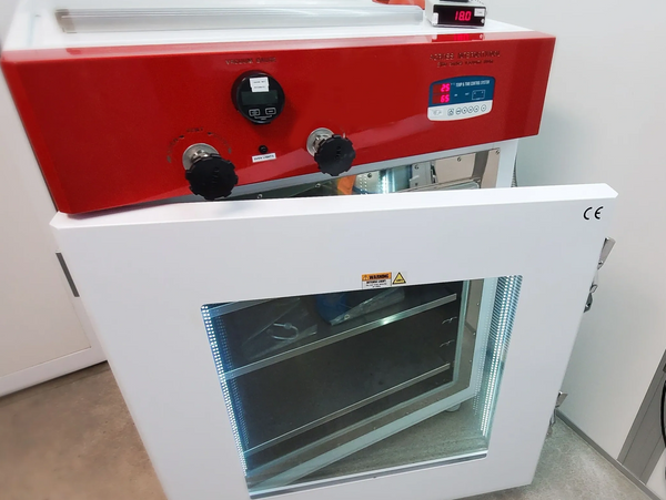 Precision cleaning vacuum oven
