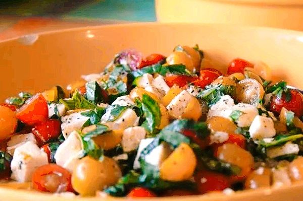 Caprese-salad-with-cherry-tomatoes-fresh-mozzarella-and-basil