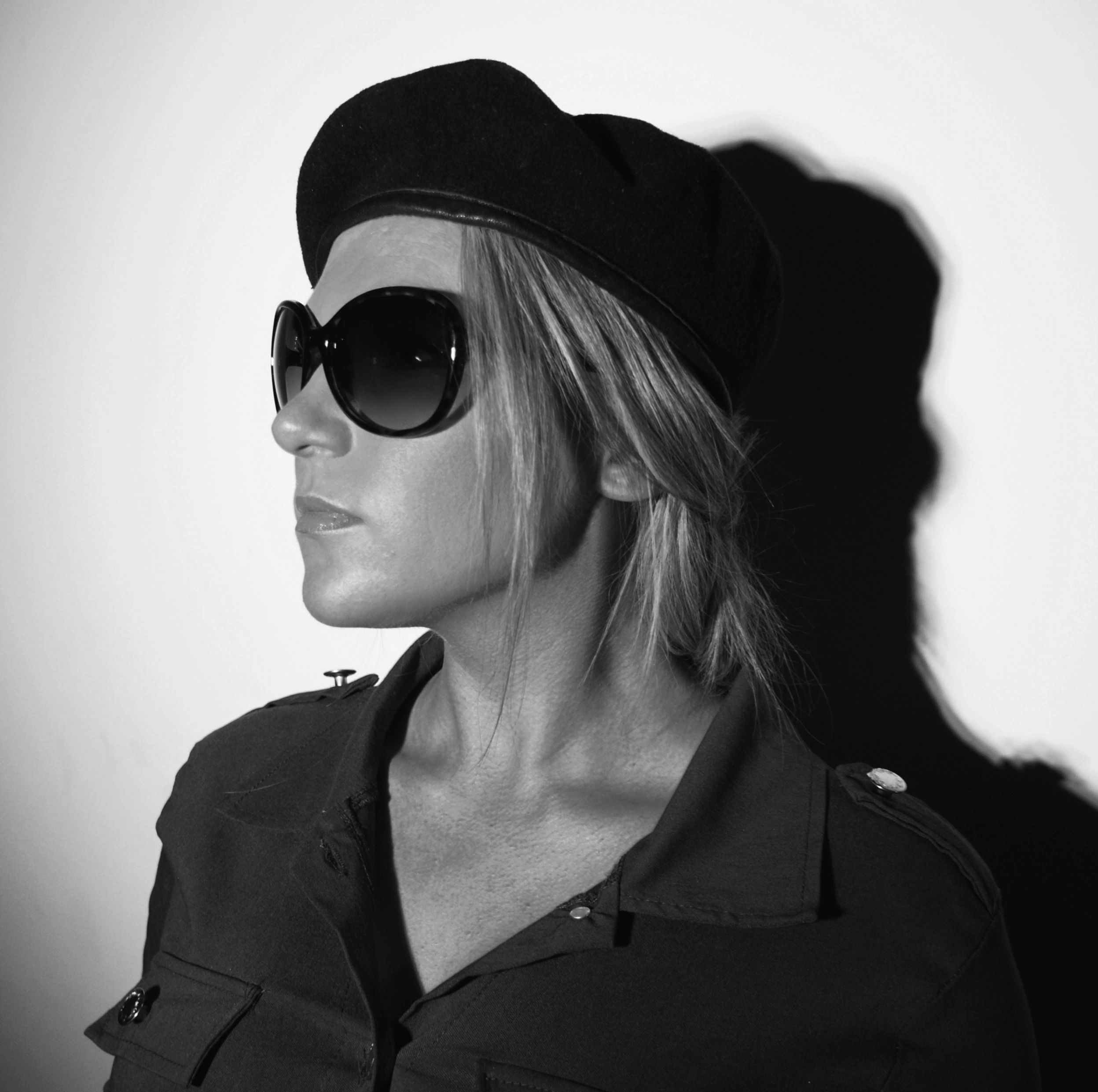 Eimhear ni ghlacain irish rebel singer in black and white photo wearing sun glasses and beret