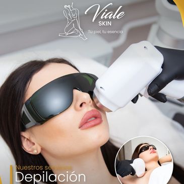 Mujer recibiendo depilación facial con gafas protectoras en clínica estética.