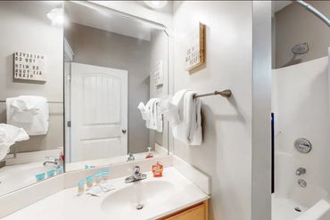 Florida rental vacation home guest bath.