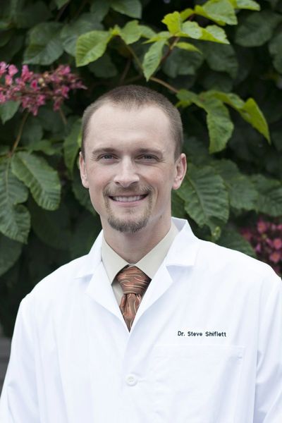 Dr. Steven Shiflett is a general and implant dentist serving Aberdeen and Hoquiam.