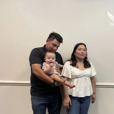 Andres y su esposa recibiendo la llave de su casa en Georgia