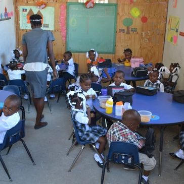 Children sitting in groups and having lunch