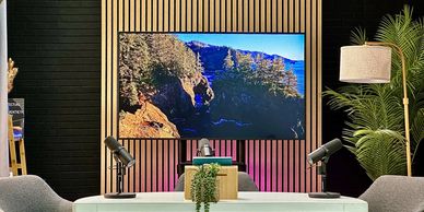 Décor de studio haut de gamme incluant table de conférence, microphones et écran intelligent