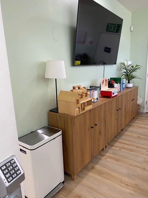 wall in the therapy room with toys on a counter and tv